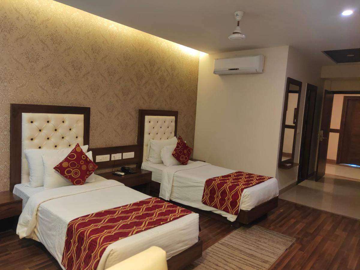 Hotel Jsr Continental Dehradun Extérieur photo