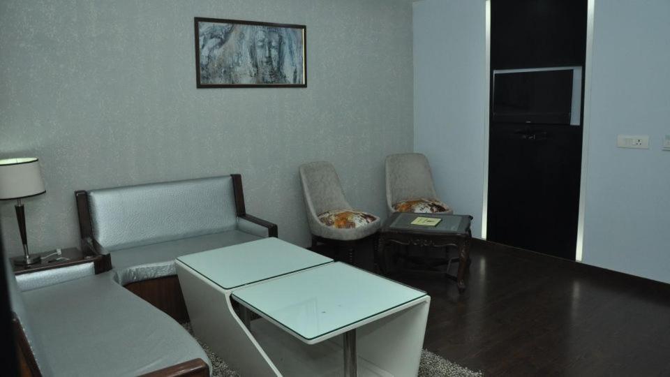 Hotel Jsr Continental Dehradun Extérieur photo