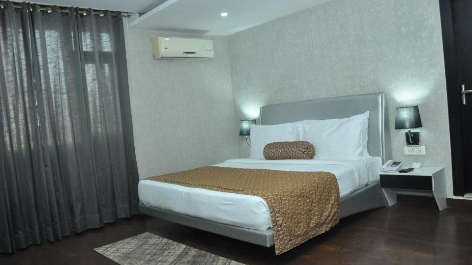 Hotel Jsr Continental Dehradun Extérieur photo