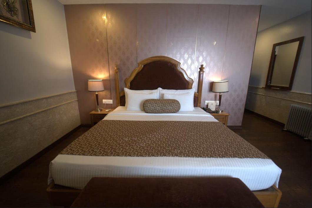 Hotel Jsr Continental Dehradun Extérieur photo