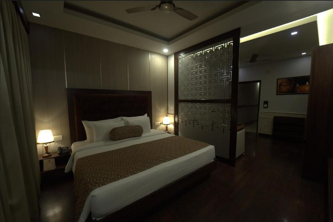 Hotel Jsr Continental Dehradun Extérieur photo