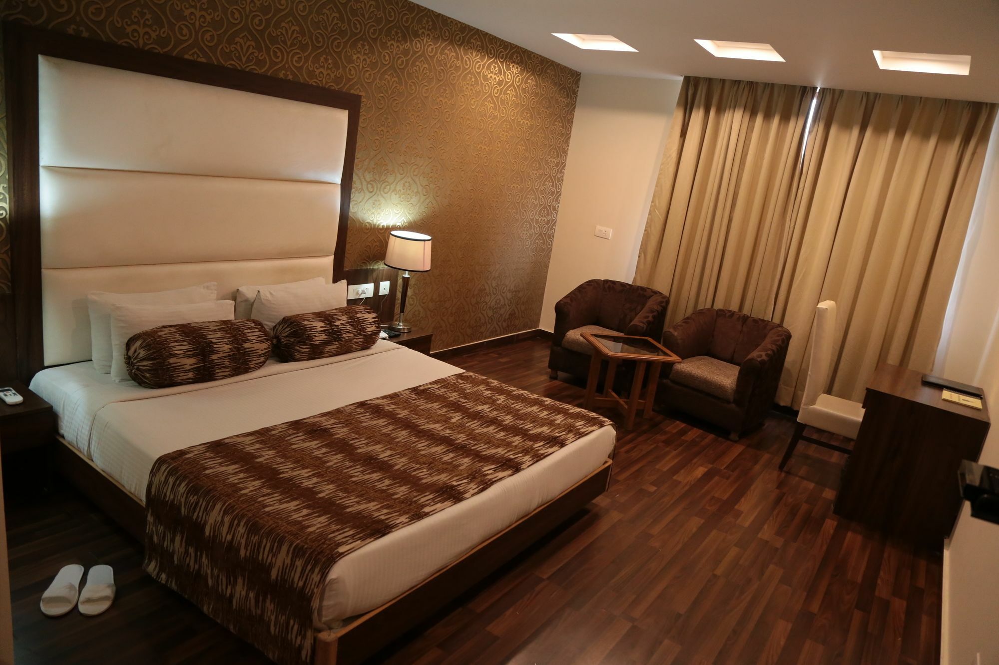 Hotel Jsr Continental Dehradun Extérieur photo
