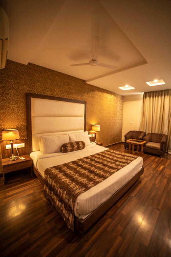 Hotel Jsr Continental Dehradun Extérieur photo