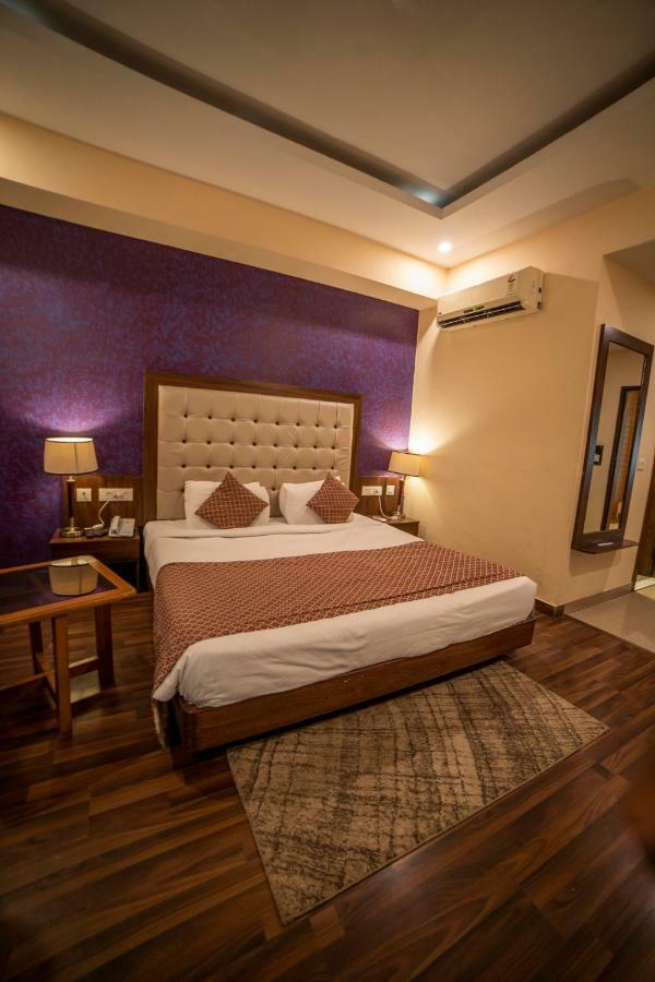 Hotel Jsr Continental Dehradun Extérieur photo