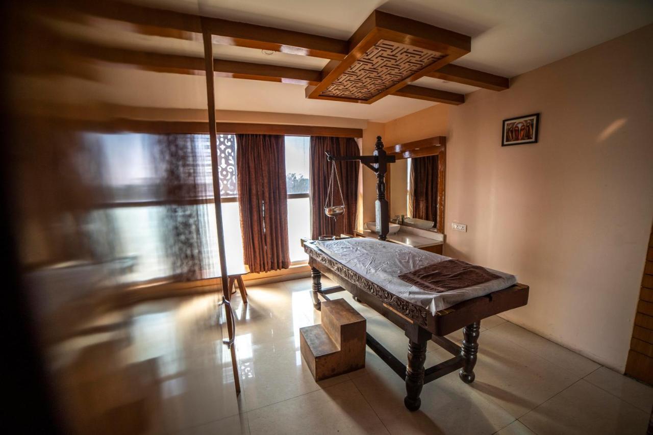 Hotel Jsr Continental Dehradun Extérieur photo