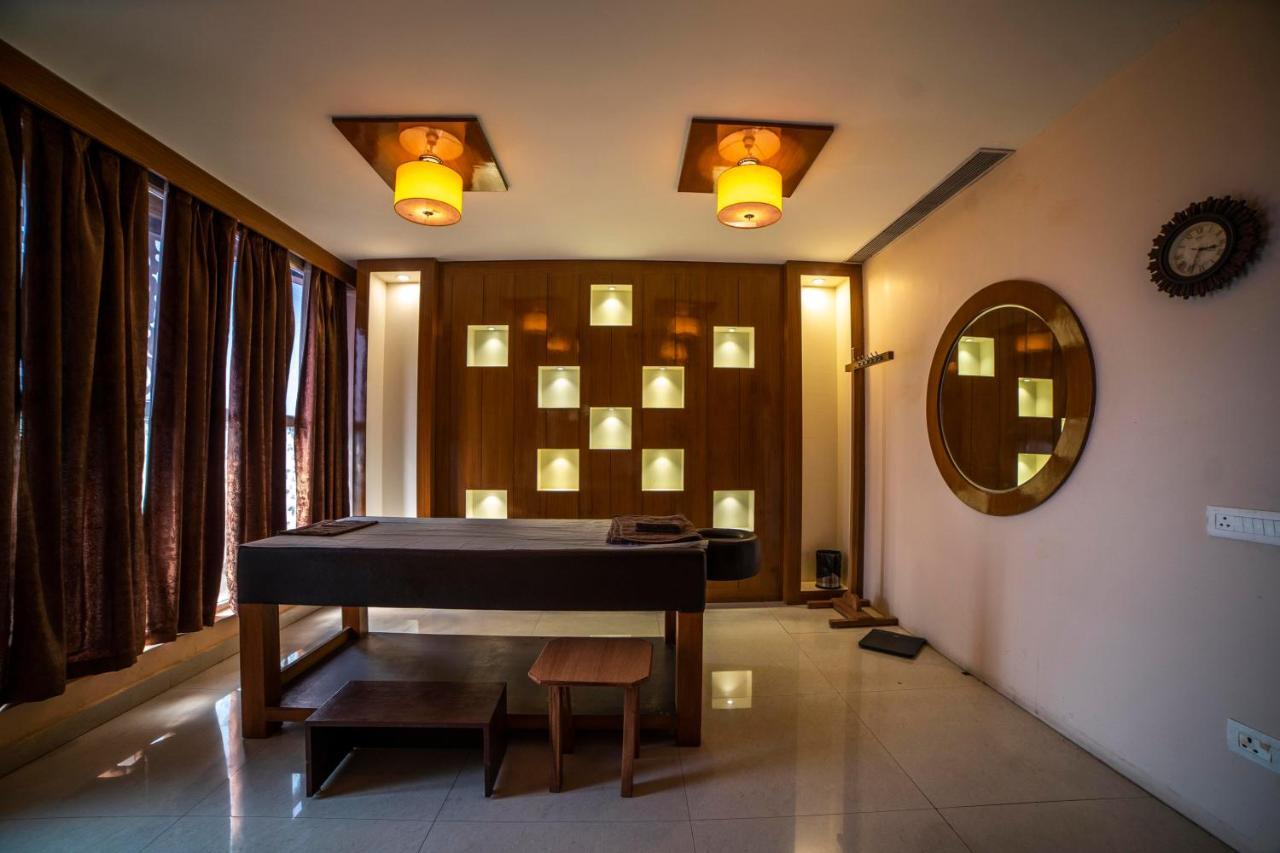 Hotel Jsr Continental Dehradun Extérieur photo